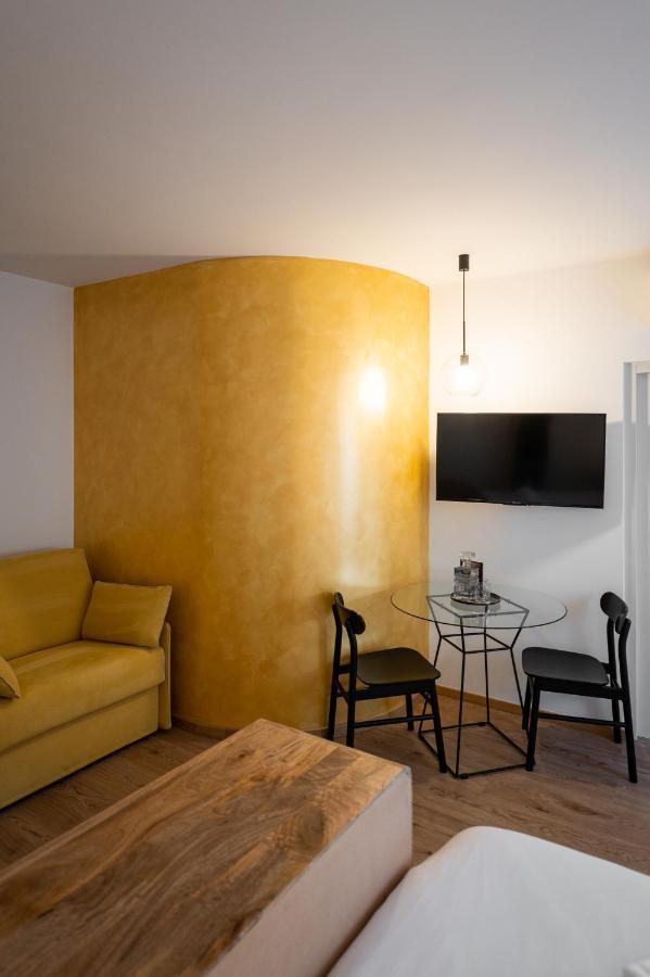 Guesthouse Diwine Merano Exteriér fotografie A wall with stucco