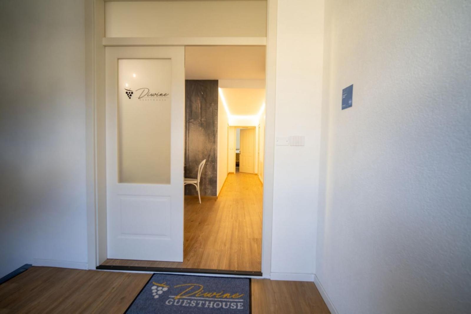 Guesthouse Diwine Merano Exteriér fotografie Entrance to the guesthouse