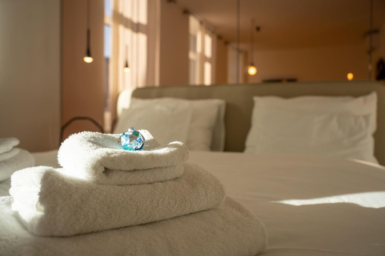 Guesthouse Diwine Merano Exteriér fotografie A folded towel on a bed